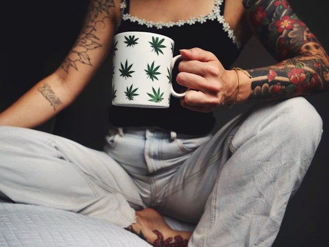 Cannabistee aus Blüten selber machen: So geht’s Schritt für Schritt